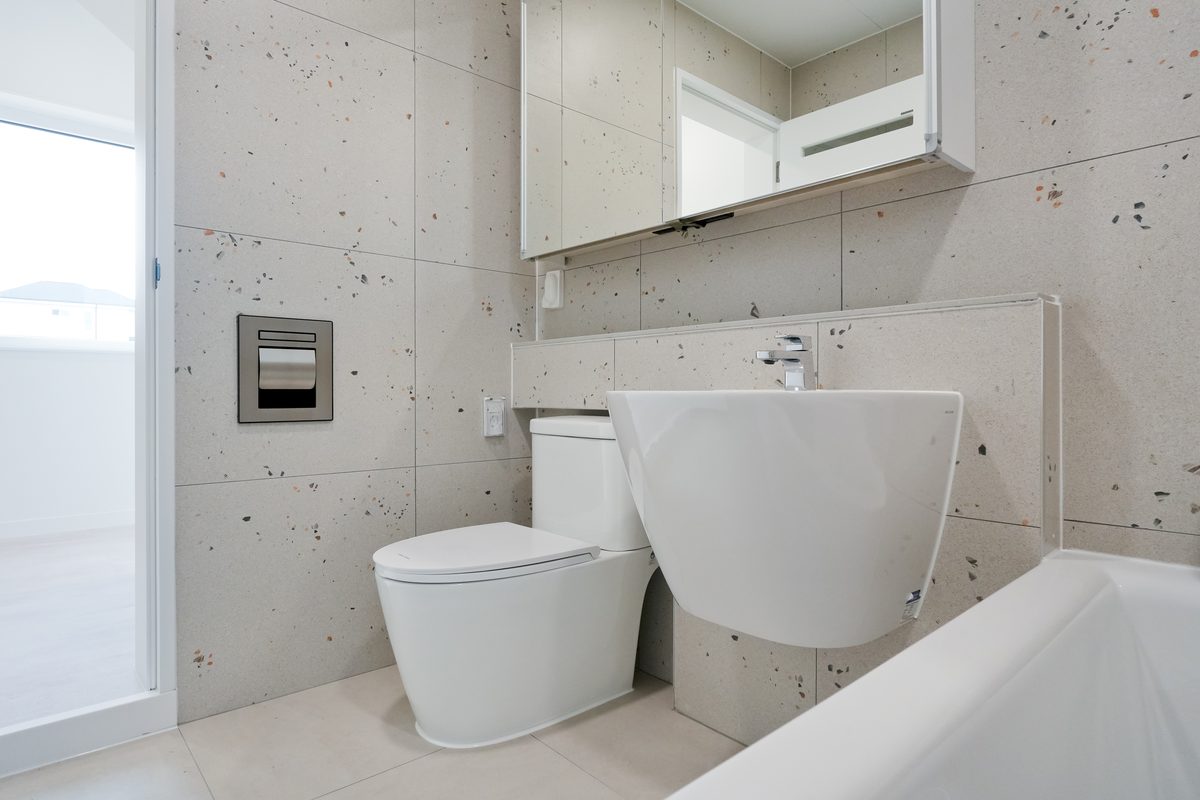 Toilet i dansk badeværelse som kan repareres hvis det løber