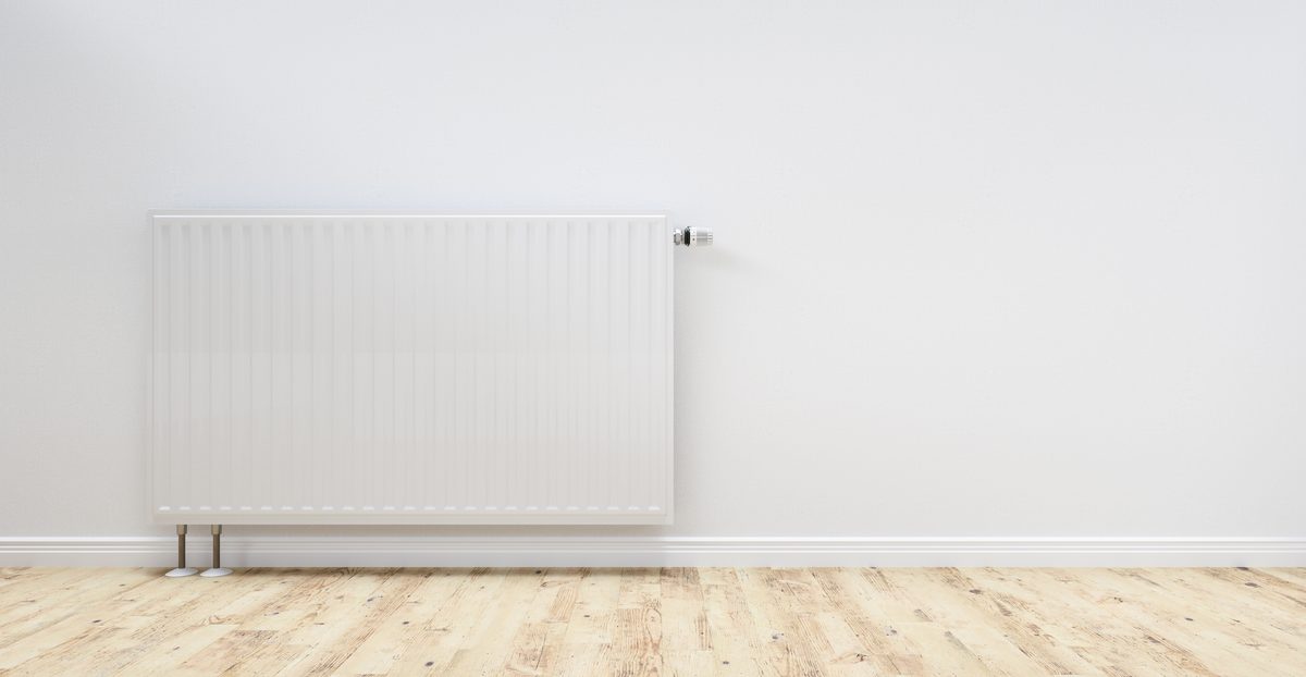 Radiator i en bolig der skal udluftes for at blive varm